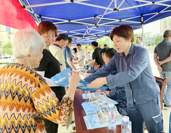 南方电网广西钦州供电局计量专业人员向群众发放计量知识宣传资料袋（李伟俊摄）.jpg