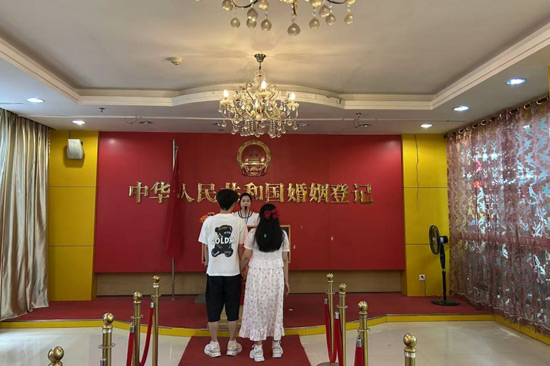 工作人员向新婚群众宣传婚事新办等内容