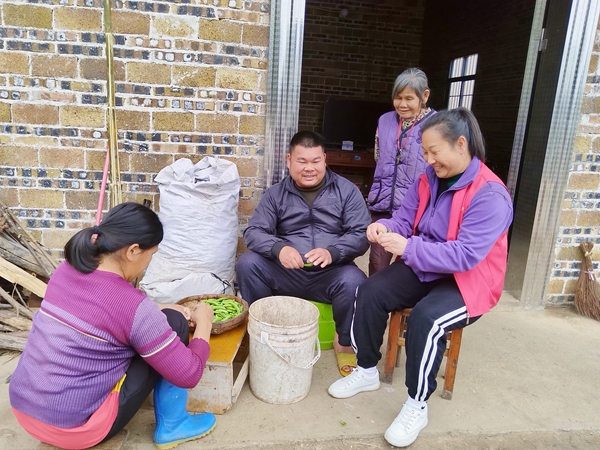 刘秋燕正在脱贫户毛连海家了解危房改造进度.jpg