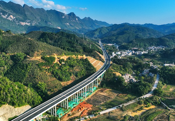 那平高速。广西路建集团供图