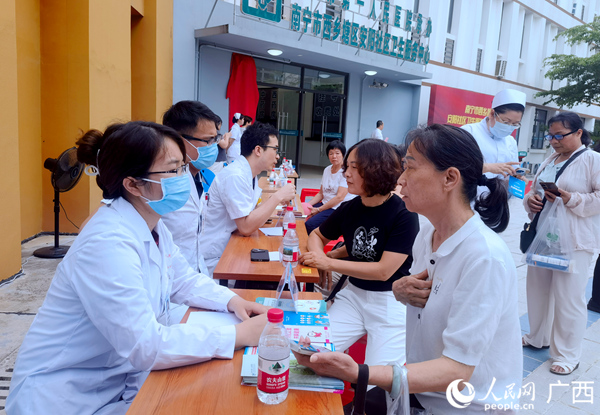义诊活动现场。人民网记者 陈燕摄