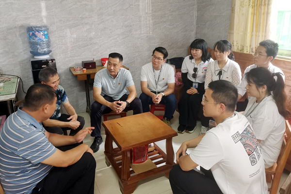 党员教师入户走访百坭村民，了解百坭村发展情况。