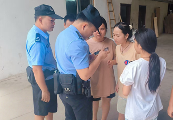 民警在排查线索。李聪摄