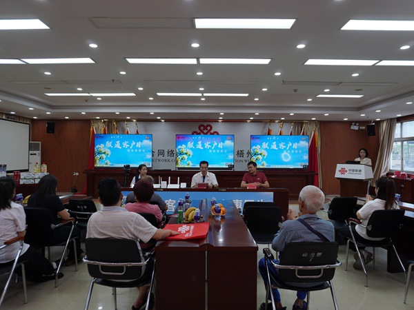 联通老客户现场体验联通千兆宽带、全屋光网（FTTR）、联通云盘等智慧家庭产品的技术优势和应用场景。广西联通供图