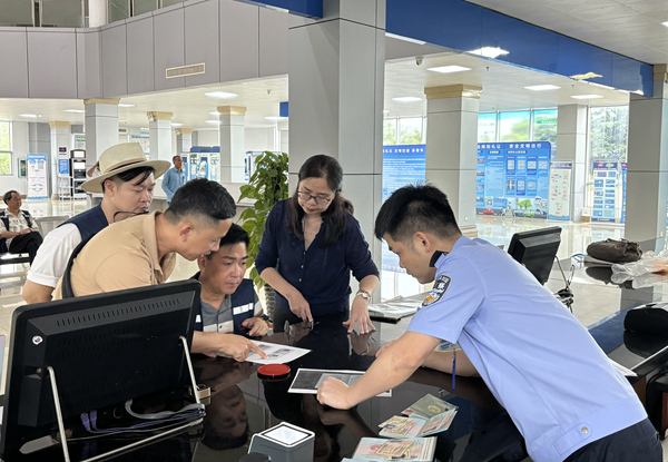 为游客办理证件。