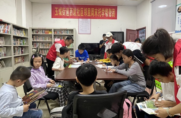 志愿者在社区辅导孩子进行课后学习