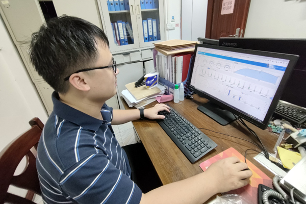 工作人员通过智能考核系统查阅全县干部平时考核数据。容县县委组织部供图