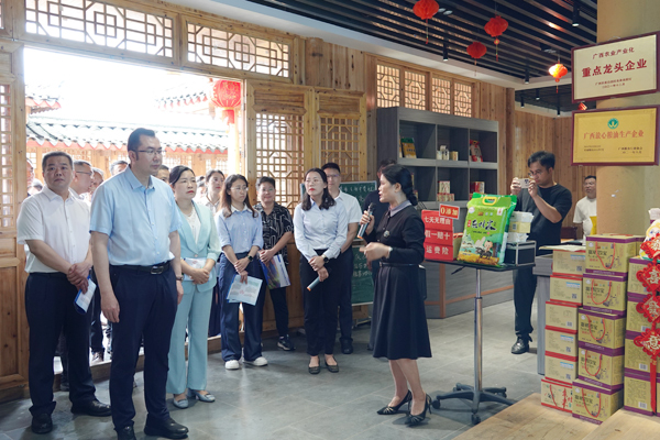 与会人员在咸水镇鑫计米业现场观摩。