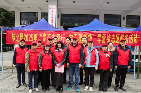 图1：后勤党支部参加社区志愿服务活动（陈崇娟摄）