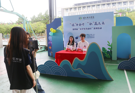 直播带岗。桂林旅游学院供图