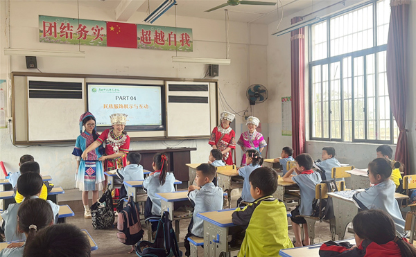 基地教师在乡村小学课堂开展语言文字互动游戏。管苗苗摄