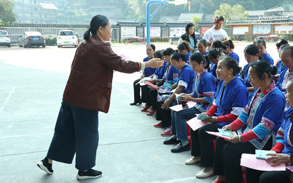 基地教师在三江县平岩村向村民普及普通话知识。管苗苗摄