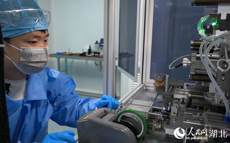 操作员进行固态电池电芯叠片组装