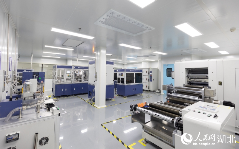 未来技术创新研究院内的固态电池生产线