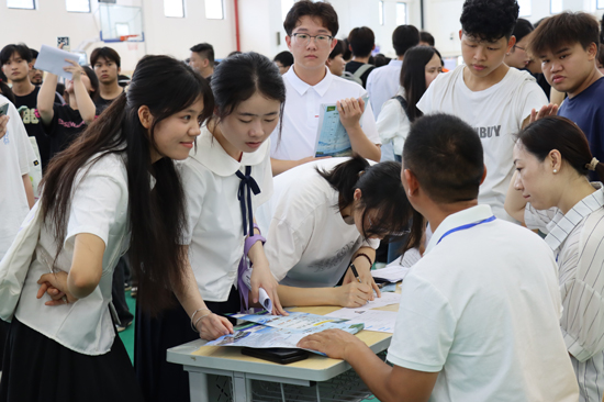 学生与企业招聘人员沟通交流
