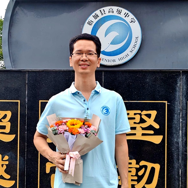 图为黄如华老师在支教的忻城县高级中学留影