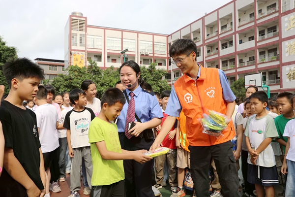 青年志愿者讲解铁路安全知识。