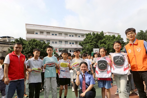 铁路安全小知识竞赛合影。