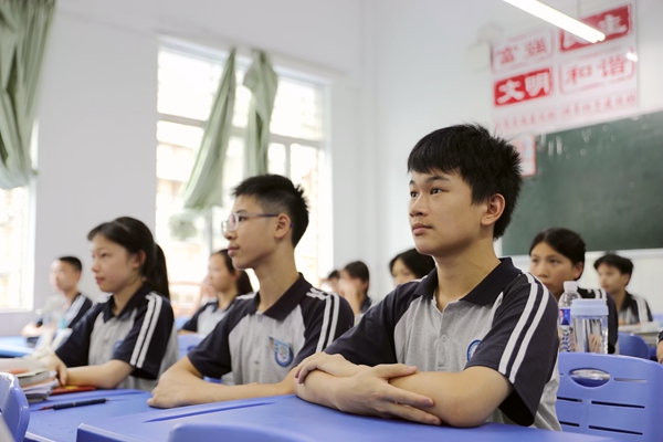 学生认真观看铁路安全视频。