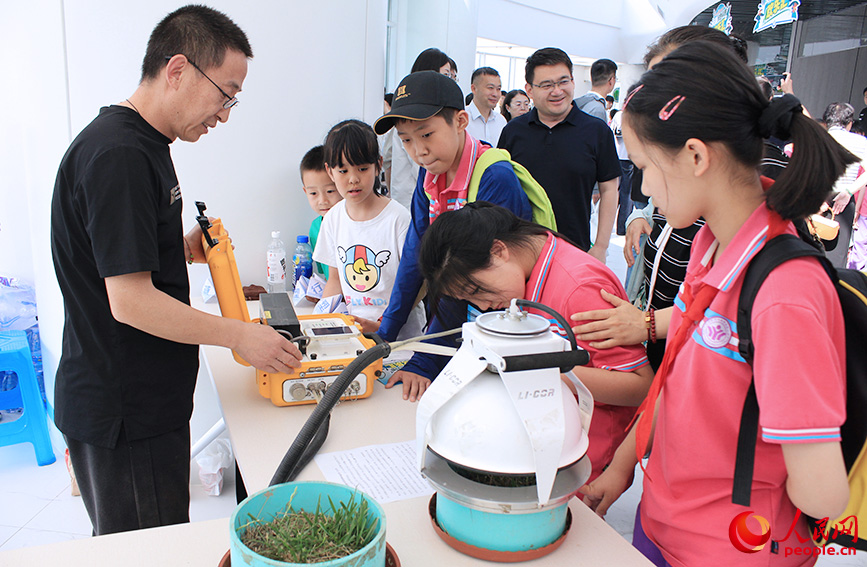 学生们聆听土壤‘呼吸’。