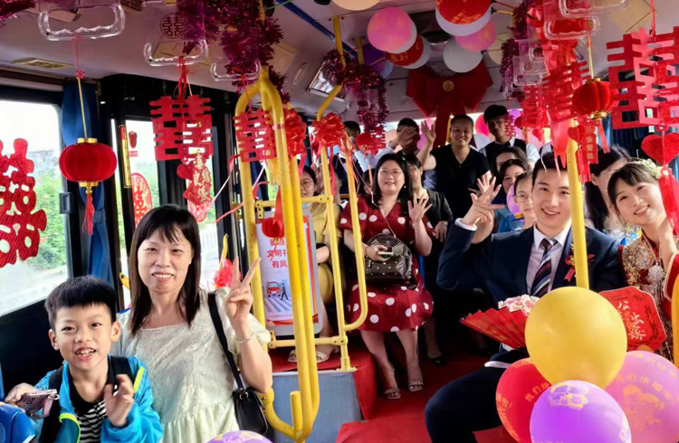 市民使用公交车举办婚礼，既保留喜庆氛围又节省开支