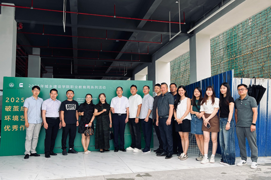 合影留念。学校供图
