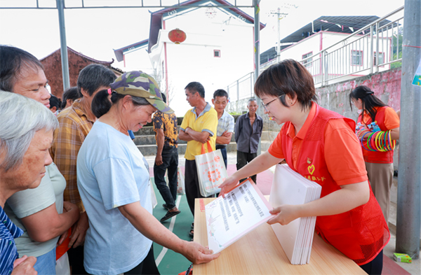村民积极参与金融知识互动问答