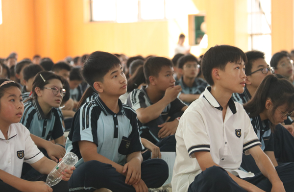 学生们学习健康生活的知识
