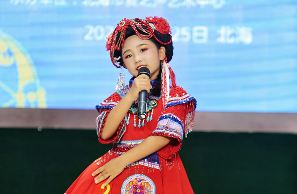 参赛选手登台歌唱