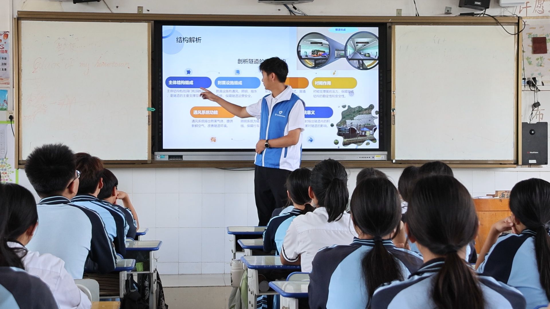 工程师在给学生们上课。彭社月摄