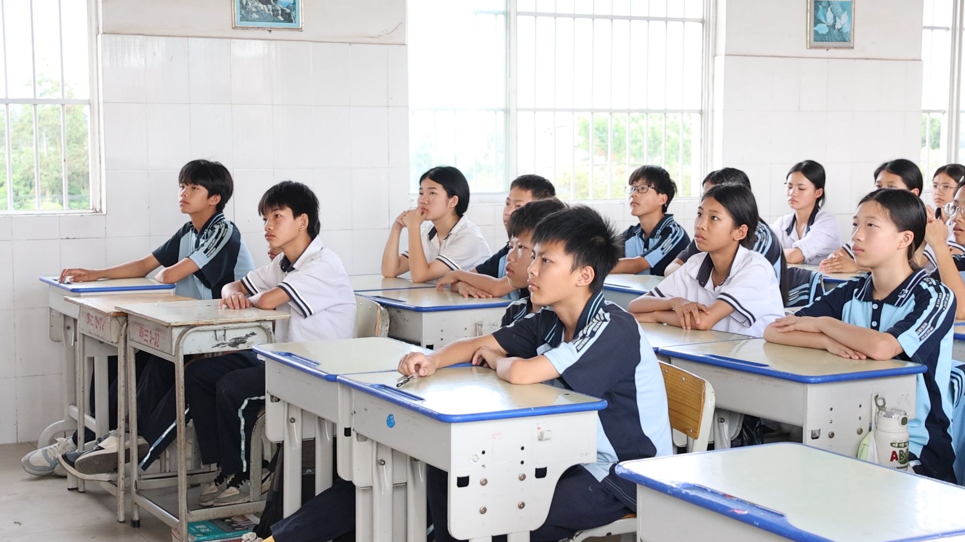 学生们全神贯注听讲。彭社月摄