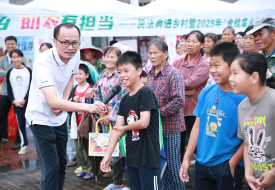 “金桂星火”志願者，通過互動游戲、宣傳手冊等形式，向村民普及基礎金融知識。主辦方供圖