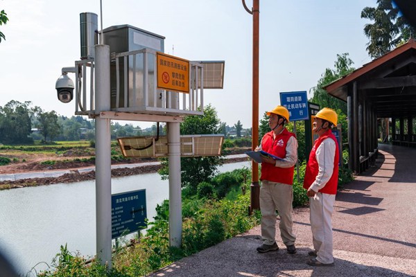 电力员工对沿岸水文监测装置用电安全进行巡视检查