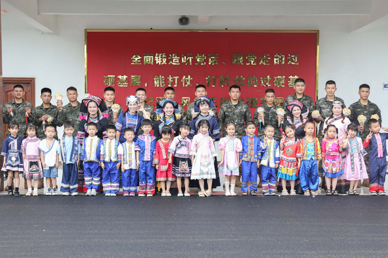 官兵与幼儿园师生合影留念。廖涛摄