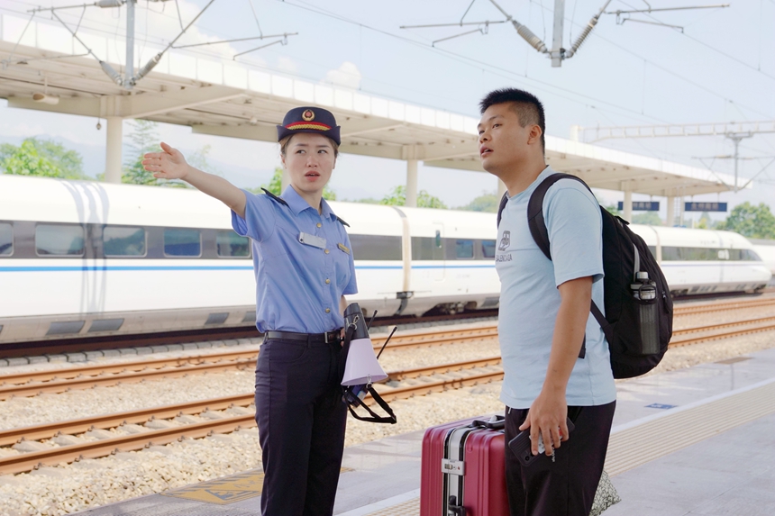 全州南站客运员引导旅客乘车。卢穗萍摄