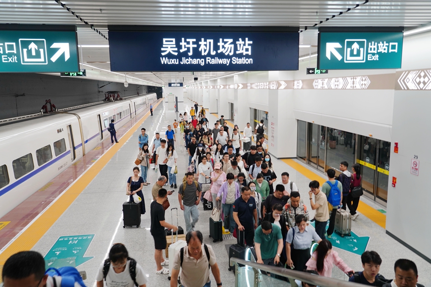 吴圩机场站旅客有序出站。梁竞辉摄