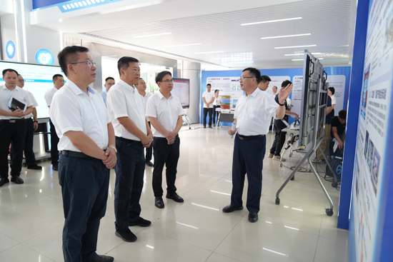 与会领导、嘉宾参观广西水电职院办学成果展。李浩摄