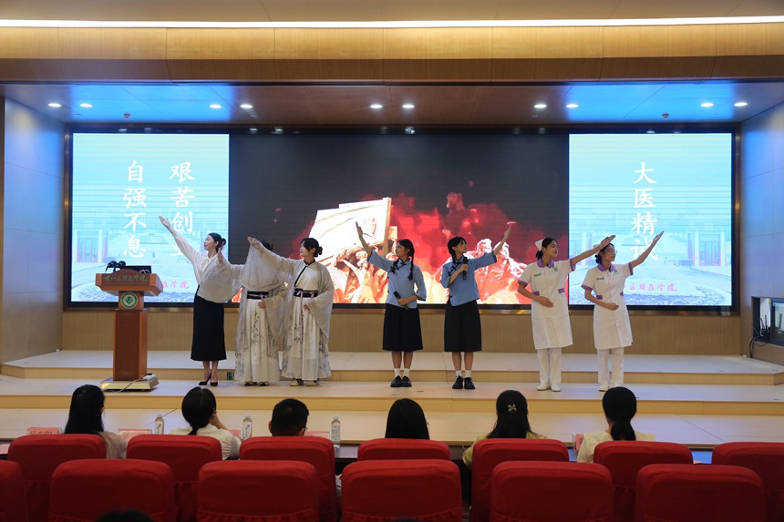 图为护理学院朗诵《千年诗心映山河——跨越时空的爱国对话》。滕丽俏摄