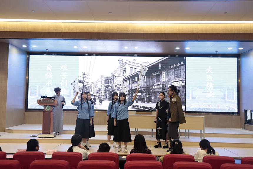 图为人文与管理学院情景剧《纪念刘和珍》。韦慧敏摄