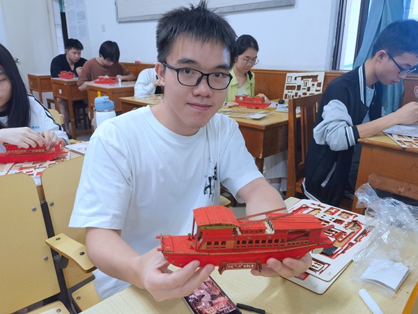 同学们动手制作南湖红船1