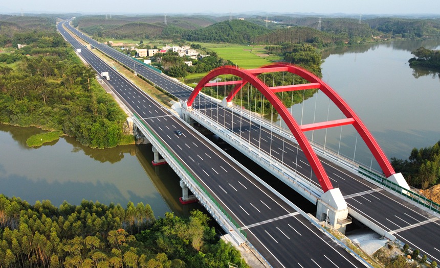 建成通車的大風江大橋。廣西路建集團供圖