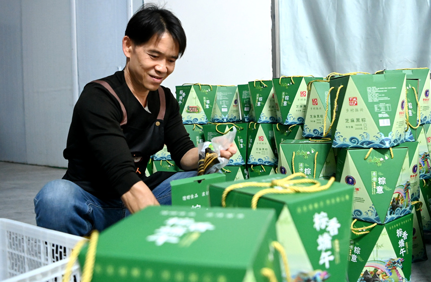 工人在包装粽子礼盒。
