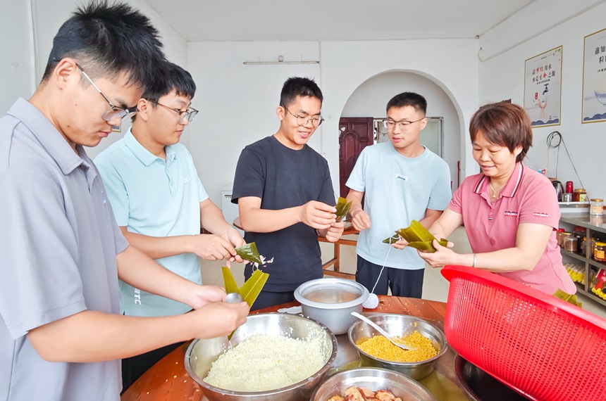梧州临港项目开展端午节包粽子活动。中国一冶供图
