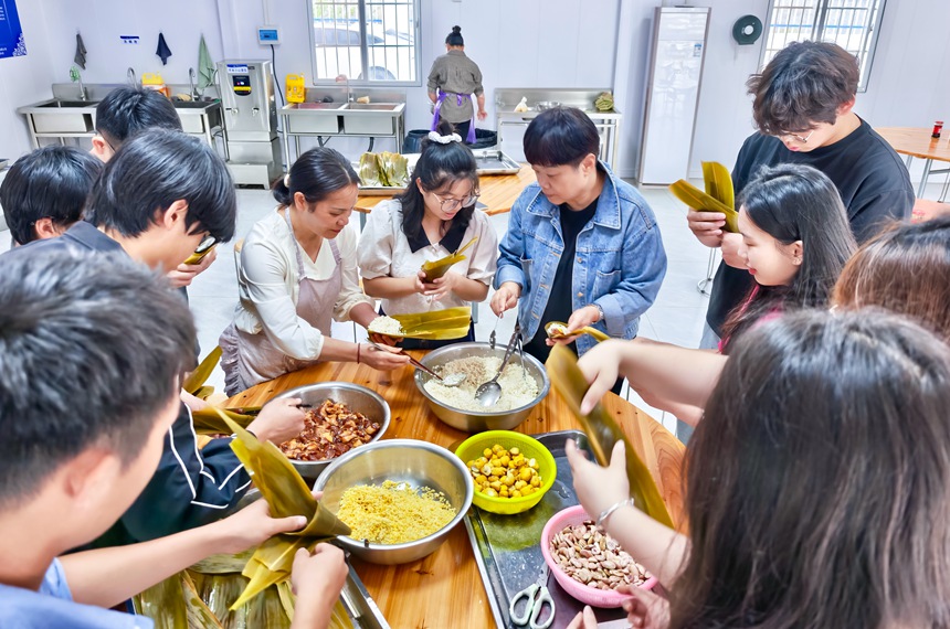 罗鹿高速第3标段项目开展端午节包粽子活动。中国一冶供图
