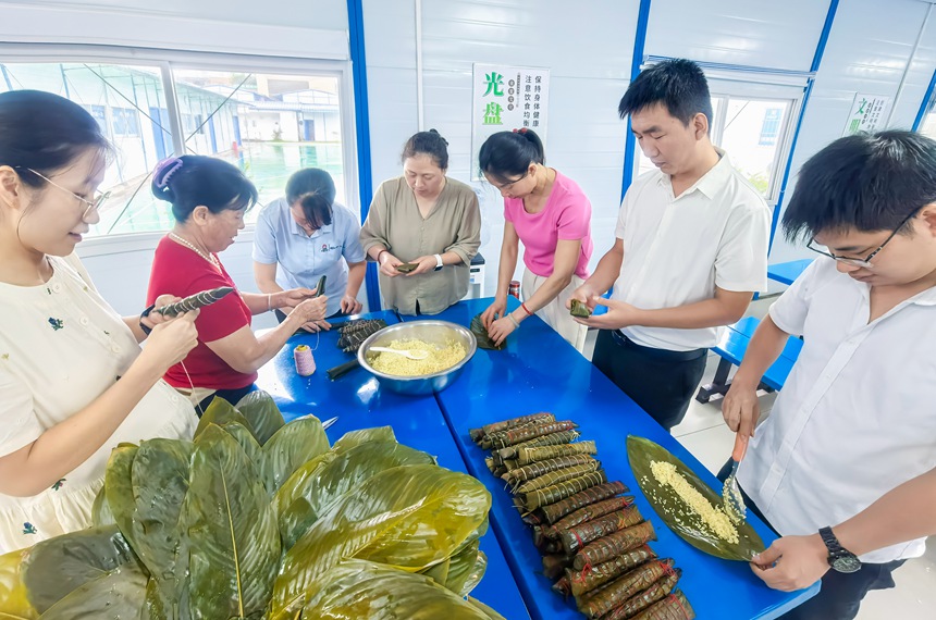 玉林时代壹号项目开展端午节包粽子活动。中国一冶供图