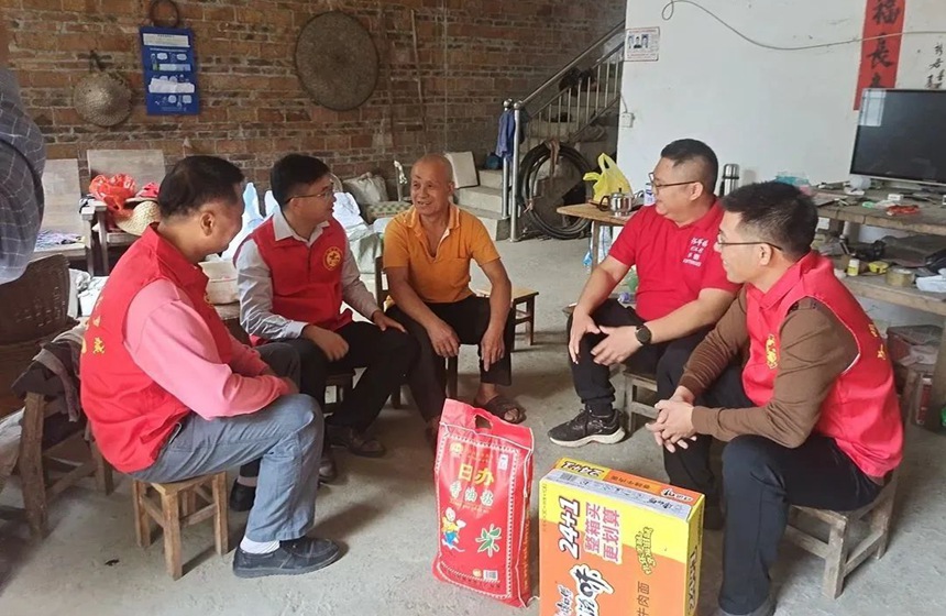 帮扶人员入户走访，与帮扶户亲切交谈。郑振新摄