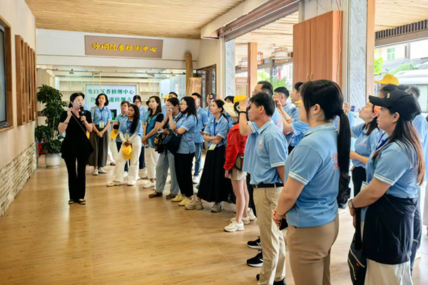 学员在电白区观珠镇沙垌村交流学习。百色风雷文化教育培训学校供图