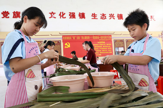 鬆旺鎮包粽子比賽現場
