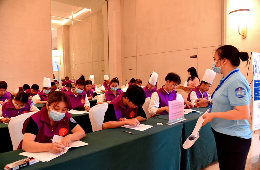 参赛选手进行理论考试