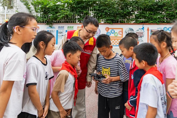 学生们体验无人机操作
